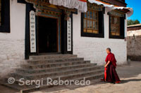 Un Monjo budista a l'interior del Monestir Tashilumpo, ubicat a Shigatse, Tibet. El Monestir de Tashilumpo és el principal atractiu de Shigatse. Es poden veure a gran distància els reflexos daurats de les seves teulades. Aquí es troba la imponent estàtua gegant de Buda, la més gran del món amb 26,2 m. d'alçada, 11,5 d'amplada i nombroses incrustacions de joies. El Monestir de Sakya és conegut com el "Dunhuang tibetà" pel seu estil mongol en estàtues, porcellanes, frescos, Tangkas (representacions de Buda) i escriptures. El monestir es va fer famós al segle XIII, quan Kublai Khan el va dotar de regals, privilegis i control sobre tot el Tibet. Aquí es va gestar una secta budista anomenada Sakyapa.