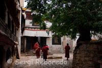 Uns monjos transportant instruments musicals a l'interior del Monestir Tashilumpo, ubicat a Shigatse, Tibet. El monestir Tashilumpo està situat en 280 quilòmetres de la ciutat de Shigatse, a l'oest de la ciutat de Lhasa. Va ser construït originalment en 1447, té una ocupació més de 300.000 metres quadrats, construït per al primer Dalha Lhamo. El monestir Tashilumpo també és un dels sis monestirs més grans del Tibet.