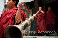 Uns monjos toca la trompeta tibetana a l'interior del Monestir Tashilumpo, ubicat a Shigatse, Tibet. Trompeta cilíndrica gegant la longitud pot superar els 5 metres. És de Coure i sol estar decorada amb diferents peces daurades o platejades (antigament s'usava plata i or). Es compon de diverses peces que a manera de telescopi, encaixen entre si. L'embocadura és ampla i plana. Es toquen en parelles, produint un so continu, greu i profund, capaç d'assolir grans distàncies. Per tocar s'ha de relaxar els llavis i fer-los vibrar a manera de renill. Es pot canviar el to augmentant o disminuint la pressió de l'aire. És estremidor escoltar el seu misteriós so quan algun mestre important arriba a un monestir. Es col · loca la parella sobre la seva teulada i es toquen en forma de solemne benvinguda, mentre el seu so envaeix valls i muntanyes.