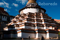 Estupa de Kumbum situada a l'interior del monestir de Pelkhor Chodes. Gyantse. Kumbum significa cent mil imatges sagrades. L'estupa conté un gran mandala que retrata el cosmos budista, amb un vast repertori de deïtat, coronades pel Vhajra Dhara a la part superior. Palkhor va ser construït en el s. XV i la seva construcció es va realitzar en tan sols 10 anys. El monestir té tres nivells: l'inferior té 2.200 m2, en els quals s'inclouen 108 portes, 77 capelles i un laberint de passadissos. Destaca la gran torre octogonal de 40 m. d'alt. A més de les nombroses escultures i relleus de Buda, el monestir es considera una joia de la pintura mural tibetana: les reproduccions de Buda són incomptables en els acabats de les parets, cosa que ha donat al monestir l'apel · latiu de milers de Buda il · luminats.