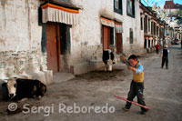 Un nen juga amb el hula hoop als carrers del casc antic de Gyantse. Avui dia aquesta Gyantse viu amb certa prosperitat gràcies a l'afluència cada vegada major de turistes i sorprèn al viatger amb l'impressionant Monestir de Pelkhor Chodes i la magnífica fortalesa (o el Dzong) que situat sobre un turó domina altiva tota la ciutat. Tot i que hem comentat que es tracta d'una petita població no hem d'oblidar que Gyantse és la tercera ciutat en importància del Tibet.