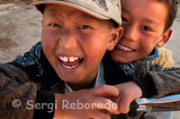 Dos nens jugues als carrers del casc antic de Gyantse. Gyantse és un petit poble de pastors enclavat en la via que comunica Lhasa amb Shigatse (coneguda com l'Autopista de l'Amistat), més o menys a uns 264 quilòmetres al sud-oest de Lhasa. Gyantse es troba situat a la ruta principal de comerç a l'Índia per això en el passat i causa d'aquesta privilegiada situació gaudís d'una intensa activitat comercial en què va destacar en gran manera la manufactura i venda de productes derivats de la llana entre els quals caldria esmentar les seves apreciades catifes.