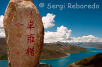 Llac Yamdrok vist des del pas de Kamba La. Una pedra ens indica que estem a 4441 metres sobre el nivell del mar. Els tibetans consideren sagrats els llacs, igual que les muntanyes, ja que són morades dels déus protectors i per això estan investits amb poders espirituals especiales.Todos fan peregrinacions fins a les seves ribes.