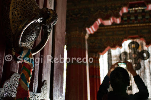 Interior del Palacio del Potala. Lhasa. Los murales en el Palacio Potala suman un total de 2.500 metros cuadrados. Cinco de los palacios tienen tejados de cobre y están pintados de oro. Su diseño y construcción toman en cuenta la luz solar de la meseta, y en sus fundamentos anchos y sólidos hay túneles y ventosas. Cada sala o alcoba tiene una claraboya para la iluminación y ventilación. Las columnas y vigas del palacio están esculpidas, y las paredes poseen murales multicolores. Desde tiempos remotos los tibetanos suelen pintar piezas de madera y cerámica.