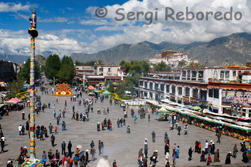 Vistes des del temple de Jokhang de la plaça Barkhor i el Palau del Potala al fons. Propera al santuari de Jokhang, l'animada plaça Barkhor i els carrers adjacents s'impregnen de l'ambient de l'antiga ciutat tibetana de Lhasa. És una zona plena de contrastos: d'una banda, és una de les àrees més sagrades del Tibet i està inundada de pelegrins, monjos, monges i temples. De l'altra, és l'eix del comerç de Lhasa. Els comerciants del carrer, els venedors ambulants i els homes de negocis es mouen al voltant de l'àrea de Barkhor. En l'actualitat, aquesta zona no és simplement part d'un circuit de pelegrinatge, sinó també la part més important de la població. Aquí es poden comprar les coses més curioses: ganivets tibetans, vestits i barrets tibetans, tapisseries, instruments musicals religiosos, objectes d'or i plata ... L'oferta de records màgics és il · limitada.