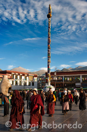 Monjos i pelegrins al costat del temple Jokhang. Lhasa. És impossible no deixar-se arrossegar per l'extraordinària marea humana del Barkhor, que no és un monuments, sinó un kora que avança en el sentit de les agulles del rellotge al voltant del temple de Jokhang. Sembla tenir una mena de gravetat mística i espiritual que atreu irremissiblement a tot visitant que s'acosti a menys de 50m, i fins i tot el convida a repetir el circuit sencer un cop més.
