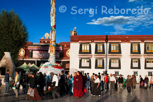 Near the Jokhang Temple Pilgrims. Lhasa. Only you can live the authentic and fantastic weather in the neighborhood Tibetan Barkhor, Jokhang temple there is great keep most sacred pilgrimage circuit of Tibet from the seventh century, where stalls selling fruit, vegetables, textiles, souvenirs and so on. cater to the pilgrims who go around the temple in the direction clockwise.