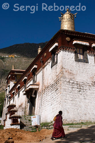 Un monjo a l'exterior del temple de Sera. Lhasa. El Monestir de Sera és un dels tres majors monestirs de la secta Gelug a Lhasa, la capital de la Regió Autònoma del Tibet, suoreste de la Xina. Aquí els monjos joves es necessiten estudiar tots tipus de llibres budistes cada dia.