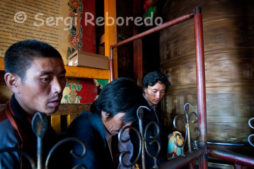 Interior del temple de Jokhang. El temple de Jokhang és el més important del budisme tibetà i per tant acull cada dia a milers de fidels arribats de tots els racons del Tibet. La seva façana principal s'aboca a una gran plaça on s'amunteguen un gran nombre de fidels postrant i realitzant resos amb una gran devoció. A causa, precisament, a aquesta marea humana que va diàriament al temple, l'interès es divideix ja no només en contemplar l'arquitectura i decoració del lloc, sinó també en el fet de contemplar als propis fidels tibetans vinguts des dels confins del Tibet o del Himàlaia: ètnies diferents, amb trets diferents en el seu rostres, en les seves robes, etc.