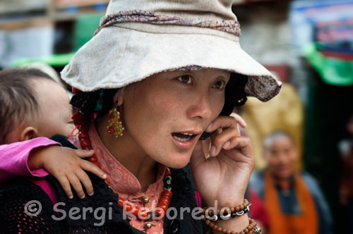 A woman carrying her child on the streets of Lhasa. Lhasa's history is the history of Tibet. Since it became capital of the country when it was first unified under Sontsa Gampo, losing its importance with the collapse of Tibet in the ninth century. Never be the capital until 1642 when the Fifth Dalai Lama to ascend to power. Under the leadership of this ruler is when building the Lhasa currently being visited, as it was during his years in office when they got the most representative buildings of the city, including the Potala Palace and other monasteries. Since then its importance will grow. During the seventeenth and eighteenth centuries was not only the political and religious center of Tibet, but also the economic center they were headed the caravan of merchants and the place where the nobles sent their children to live with the hope of favors Government or any of the great monasteries. The only major population center halfway across the country, has suffered in recent years of Chinese emigration, with important positions in the administration and the military, creating in fact two cities. The traditional city, Tibetan, and modern, and China.