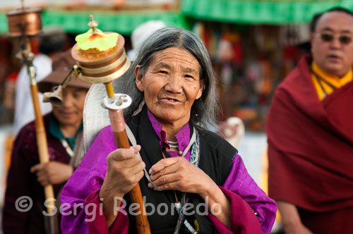 El pelegrins fan girar la seva molí de pregària mentre fan el Kora al voltant del temple Jokhang. Lhasa. N'hi ha de tots tipus i mides, des d'alguns que caben al palmell de la mà fins alguns enormes que es troben en monestirs i fins n'hi ha moguts per sistema elèctric o per l'aigua del rius. Porta en el seu interior porten uns pergamins amb mantres escrits a mà, normalment en el seu antic llengua, el sànscrit, pergamins que poden arribar tenir de deu a dotze metres de longitud perfectament enrotllats en el seu interior i que amb el moviment eleven al cel les seves oracions i pregàries.