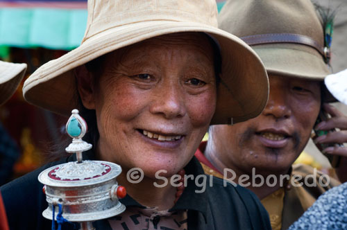 Pelegrins costat del temple Jokhang. Lhasa. Cada dia milers de tibetans resen i canten pregàries fent el que ells anomenen la kora al voltant del temple Jokhabg. La gent que va al Temple i no entra, camina al voltant d'ell en el sentit de les agulles del rellotge. Els pelegrins resen en alt mentre caminen, fins i tot alguns canten.   