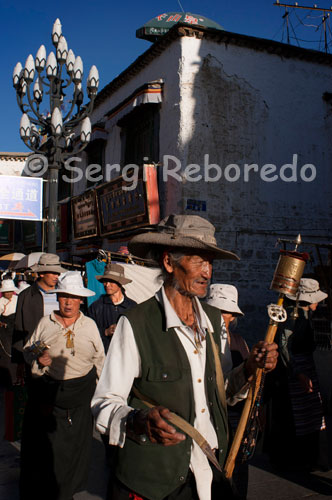 Pelegrins costat del temple Jokhang fent la kora. El temple de Jokhang té més de 1.300 anys d'antiguitat i la seva visita va ser potser la més autèntica de les que realitzem a la Xina, en estar a l'interior d'un temple viu, ple de fidels als que veus resant, encenent espelmes o abocant mantega de iac a les mateixes perquè no s'apaguin. Tot i contenir una gran imatge de Buda, realitzada en or massís, la sensació que ens va causar aquest temple no va ser precisament la de ostentós, sinó més aviat la contrària: tot molt simple.