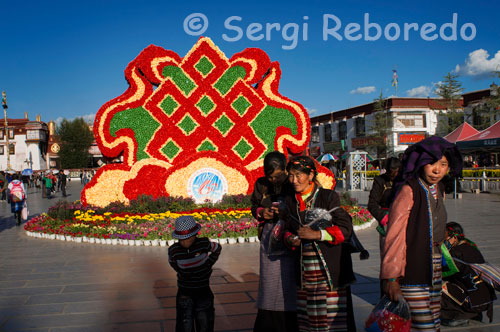 Plaça Barkhor amb la commemoració del 60 aniversari d'ocupació de la Xina al Tibet. La Plaça està situada a l'antiga zona de la ciutat de Lhasa, Tibet, en la qual s'ubica el fabulós El Temple de Jokhang, Lhasa, Tibet. El poble tibetà sempre han estat molt orgullosos. És un símbol de Lhasa i és una destinació perfecta per a tots els turistes. Avui dia, fins i tot encara hi ha molts pelegrins que celebren l'oració de ruedas.Caminan en sentit horari des de l'alba a la foscor. També es poden veure ha molts pelegrins avançant amb els seus propis cossos al llarg de la calle.Incluso alguns d'ells són adolescents i han recorregut molts quilòmetres a peu per arribar a aquest lloc sagrat.