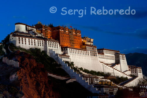 Palacio del Potala. Lhasa. La Unesco incluyó el Palacio Potala en el Patrimonio Mundial en 1994 y, más tarde, como suplemento, el Templo de Jokhang y el Palacio de Norbu Lingka. En la reconstrucción y ampliación del palacio efectuada en el siglo 17 participaron destacados pintores provenientes de distintas regiones del Tíbet. Estos brillantes artistas decoraron con miles de elegantes y bellas pinturas las paredes de salas, vestíbulos, corredores y galerías. La temática de estos murales es muy rica, puesto que abarca relatos sobre figuras de la antigüedad, historias extraídas de los sutras, así como muestras de la arquitectura, las costumbres populares, los deportes y otras actividades recreativas. Estas obras constituyen un verdadero tesoro artístico. En el Palacio Potala se conservan asimismo cerca de 10.000 objetos de gran valor. Además de innumerables rollos de pintura, esculturas en piedra y en madera, figuras de arcilla y otros objetos artísticos, abundan las reliquias culturales, entre ellas sutras escritos sobre hojas de pattra, alfombras tibetanas, pendones con sutras, piezas de porcelana y de jade, así como diversas muestras de la artesanía tradicional. Todos ello no solo posee gran valor artístico, sino que es una plasmación de los lazos que unieron a los tibetanos con los han y otras etnias del país durante más de mil años, así como de los intercambios que mantuvieron con ellos.