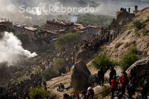 Monestir de Drepung durant el Iogurt Festival o també anomenat Festival Shoton. Un enorme retrat d'una figura religiosa budista fet de seda brodada és desplegat tots els anys a les muntanyes del Tibet. En el trentè dia del sisè mes del calendari tibetà, els monjos acaben 100 jornades de recolliment a l'interior dels monestirs que celebren amb el Shoton Festival. La pràctica religiosa, duta a terme des del SXI, s'ha convertit en l'actualitat en una festa cultural que atreu a propis i estranys. La tradició mana que quan els lames abandonen el seu tancament la gent ha de donar-los iogurt i realitzar actuacions d'òpera per a ells. D'aquí el seu nom, doncs Shoton significa literalment "banquet de llet agra".