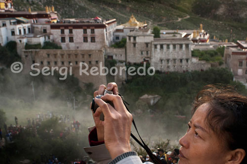 Monestir de Drepung durant el Iogurt Festival o també anomenat Festival Shoton. Aquest festival no només és popular a la ciutat de Lhasa, sinó també a la ciutat de Gyangtse. El Festival Shoton en Gyangtsese establir més tard que a la ciutat de Lhasa, i es diu Semuqinbo per la població local. Abans del segle 17, Shoton va ser una celebració exclusivament religiosa. D'acord amb els manaments i les normes del budisme tibetà, els monjos no se'ls va permetre sortir dels monestirs de diverses desenes de dies a l'estiu fins que s'aixequés la prohibició. I quan van ser capaços de sortir dels monestirs, els locals els oferien almoines de iogurt (Sho, en tibetà) a ells. A més de el banquet de iogurt, els monjos també es divertien amb les activitats d'oci i entreteniment. Aquest és l'origen de la Shoton. Durant el segle q7, el govern de la dinastia Qjng (1644-1911) va conferir formalment les rajoles de la noblesa en el cinquè Dalai Lama i el Panchen quart, i la religió, la política tibetana sistema integrat s'ha reforçat tant. Les activitats de la Shoton eren més acolorides llavors, i la gent va començar a dur a terme l'òpera tibetana. En conseqüència, el Festival Shoton fix va ser establert. Més tard, les activitats religioses i activitats d'entreteniment es combinen entre si durant el festival, el rang de la festa d'estendre des del Palau de Potala al Norbulingka, i les persones se'ls va permetre entrar en els monestirs del Tibet espectacles d'òpera. Després d'això, les activitats al Festival Shoton van ser tan completa que un conjunt fix de les celebracions del festival va arribar a existir.   