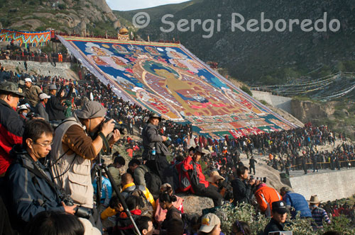 Monestir de Drepung durant el Iogurt Festival o també anomenat Festival Shoton. El Festival de Shoton o del Iogurt té lloc el dia 30 del sisè mes (agost) des del segle XVII, quan els monjos practicaven seu retir estiuenc i els pelegrins els alimentaven amb iogurt i organitzaven òperes per entretenir. Actualment es continuen fent òperes en Norbulinga i es mostren enormes representacions de Buda al monestir de Drepung. La paraula tibetana Shoton significa, literalment "banquet de iogurt". Des dels seus orígens allà pel segle XI, durant la celebració del Festival Shoton, els pelegrins oferien iogurt als monjos i monges quan aquests acabaven els seus retirs per meditar a finals d'estiu. Si els xinesos et deixen i tens l'oportunitat d'estar al Tibet a finals de mes, podràs gaudir de la cultura tibetana. Podrem veure carreres de cavalls, música i balls tradicionals tibetans, etc. Encara que sens dubte el moment més impressionant és quan es desplega un enorme thangka de 35 metres de llarg en el vessant del Monestir de Drepung, a uns 8 quilòmetres de Lhasa.