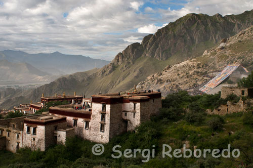 Monestir de Drepung durant el Iogurt Festival o també anomenat Festival Shoton. El Monestir de Drepung va ser fundat el 1416 per Choeje deixeble de Tsongkhapa Jamyang. Era la llar dels Dalai Lamas abans que el Palau Potala fos construït al segle 17. S'assembla a un munt d'arròs blanc a distància, pel que va ser anomenat "Monestir de la recol · lecció d'arròs" (Drepung gompa) en tibetà. El monestir li va ser relativament bé en la Revolució Cultural (1966 a 1977), però la seva participació en manifestacions a favor de la independència de 1987 ha permès una estreta vigilància per part del govern xinès. El 27 de setembre de 1987, prop de 20 monjos de Drepung van desplegar pancartes i la bandera tibetana i van marxar al voltant de la Barkhor a Lhasa, abans de ser arrestats davant de la seu de la Regió Autònoma del Tibet. Avui en dia, un compost de l'Oficina de Seguretat Pública es troba per sota del monestir i "monjos quadre" mantenir una estreta vigilància sobre les activitats del dia a dia. La imatge més venerada de Drepung és l'estàtua del Buda Maitreya (el futur Buda), de 15 metres d'alçada dissenyat per Tsongkhapa i ubicat al tercer pis de l'edifici principal. Els visitants se'ls ofereix aigua beneïda, per rebre'l. Al segon pis hi ha escriptures budistes i la primera planta conté múltiples estàtues de Buda i altres decoracions. Una capella al nord de la segona planta hi ha un mirall sagrat diu que cura les malalties de la cara dels que la mirada en ell. Igualment, hi ha diversos patis al bosc al voltant del monestir són utilitzats pels monjos per debatre els sutres (escriptures budistes). Els guanyadors dels debats poden prendre un examen per obtenir el títol superior de GeSHi. Una dels esdeveniments tradicionals que es desenvolupa en elMonasterio és el Festival Shoton que té lloc cada mes d'agost on els monjos es dirigeixen a les muntanyes per a la meditació. Ja de retorn al monestir, ells participen en les festivitats, que inclouen les actuacions de l'Òpera Tibetana.