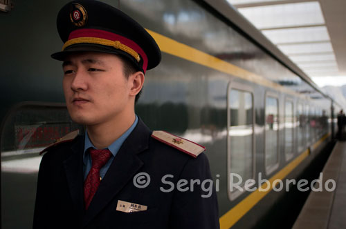 Lhasa Railway Station. China launched the first Express to Tibet, the highest in the world - They call it Way to Heaven. The first train to Tibet, opened in 2006 by China, through a paradise of icy mountains, and its highest point, reaches 5072 meters in the mountains, Tibetan Tanggula-which makes it the highest railway the world. Not for nothing under the seats there oxygen masks for each passenger, while the windows have a filter that prevents the passage of ultraviolet rays (which are more potent and harmful to the increase in height). Qinghai-Tibet line, the first phase was begun in secret in the 50's, covers the route from Beijing to Lhasa, capital of Tibet, in an amazing journey that crosses China from northeast to southwest, which curiously is shorter in uphill leg (47 hours and 28 minutes) than in the downhill turn (48 hours). While the Chinese government, which invested 4.2 billion dollars in construction, says the new line will bring to Tibet from their isolation and help invigorate the economy (and is expected to increase the number of tourists in 4000 people a day) in Tibet is interpreted as a step in the colonization of this small country occupied by China since 1951. On the other hand, environmentalists fear the impact of the train in permafrost or endangered animals. Beijing, meanwhile, announced that to mitigate the ecological damage will invest 187.5 million dollars. Also, the train windows tightly closed to prevent objects being thrown outside, especially as it passes through the Hoh Xil Nature Reserve, home of the Tibetan antelope.