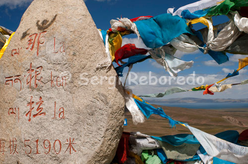 Antes de llegar al lago Nam Tso se llega al Paso de Nagenla situado a 5190 metros desde donde se desciende hasta el lago situado a 4700m.