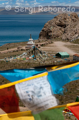Banderes d'oració al llac Nam Tso, el la zona del Tibet central. A gairebé 200 km de Lhasa és el segon llac salat de la Xina envoltat per muntanyes de 7.000 metres, que són les que va creuar Heinrich Harrer en el seu camí a Lhasa. És un preciós llac amb aigües de color turquesa.
