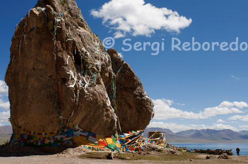 Nam Tso lake next to two huge stones with inscriptions and drawings, and hundreds of prayer flags colors, fluttering in rows. Yaks white saddles resting on the shore and offered to take a walk for 10 yuan. Also offer horseback riding.