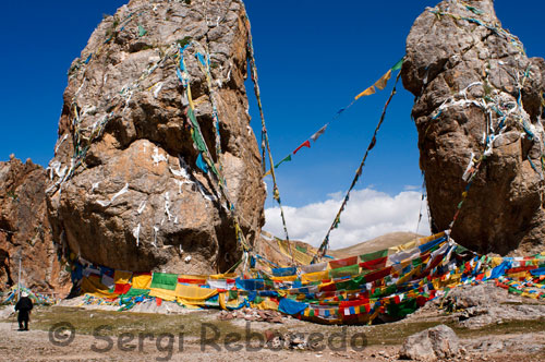 Las piedras gemelas del lago Nam-tso, con cientos de banderitas de plegaria. El lago Nam-tso, a 4718 m, es otro de los lagos sagrados del Tíbet, y el lago situado a mayor altura del mundo. En esta foto está lloviendo y no se aprecia su espectacular belleza.