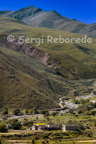 Grupos de casas ubicadas junto a uno de los afluentes del rio Brahmaputra. El río es conocido como Tsangpo en el Tíbet y en la zona central de Bangladés se divide en dos ramales, siendo el principal el río Jamuna, nombre con el que es conocido en esa región, y el otro, de menor caudal, el río Shitalakshya.