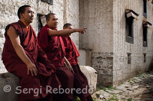 Monjos a l'interior del Monestir Tashilumpo, ubicat a Shigatse, Tibet. El monestir de Tashilumpo era la llar de la segona autoritat del Tibet, el Panchen Lama. Quan el Dalai Lama va fugir per la invasió xinesa, Pequín va buscar i va trobar el seu suport. Però l'idil · li va durar poc i el Panchen Lama va acabar empresonat. Estic en Shigatse, als peus de l'estàtua de Buda més gran del món. Un monjo em demana 30 iuans per fotografiar-la. Serà veritat que alguns d'ells són agents xinesos?