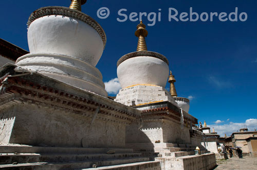 Estupes al Monestir de Tashilumpo, ubicat a Shigatse, Tibet. Avui dia, Tashilumpo Monestir es troba situat a 3.800 metres sobre el nivell del mar i ofereix sales de turistes diferents, temples, galeria, pati, i capelles. Una característica distintiva del monestir és el temple de Maitreya. Es troba ubicades la part occidental de l'edifici més alt del monestir. La Novena Panchen Lama va ordenar la seva construcció a donar cabuda a l'estàtua de 86 peus del Buda Maitreya que conté 614 lliures d'or, 330.000 lliures de coure. El seu marc de fusta està feta de bronze per cortesia de tibetans i artesans del Nepal.