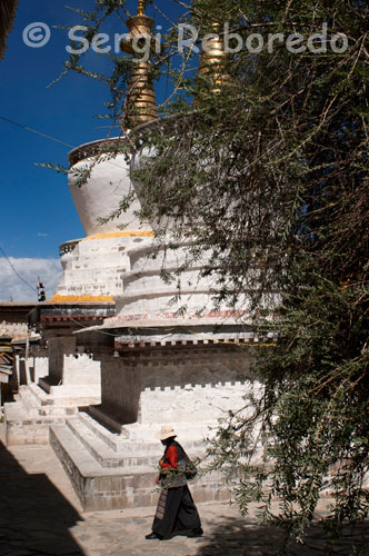 Estupas en el Monasterio de Tashilumpo, ubicado en Shigatse, Tibet. Otros lugares a visitar en Tashilumpo Monasterio son: · Panchen Lama, el Palacio de la ¨ Cantando Hall Principal · Sutra Gyeni · Salón · Salón cantando The Roof Capillas Ngang · · El Colegio Gran Galería · El Patio de los Grandes  El buen momento para visitar el monasterio es durante los días del Festival cuando el lugar se transforma en un paisaje colorido y energético que promueve la rica historia china, la cultura y la religión.