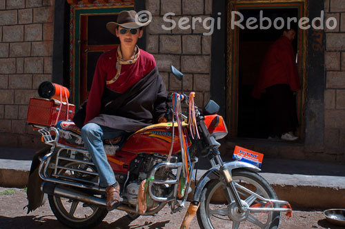 Uno de los monjes del monasterio Tasho Dor en el extremo sureste del lago Nam Tso subido a su motocicleta.  En el año tibetano de la oveja, numerosos monjes budistas y creyentes laicos que lleguen de otros lugares al lago Namtso, se sentirán satisfechos, cómodos y felices después de haber realizado un paseo ritual alrededor del lago . Esta actividad, que dura varios meses, por lo general llega a su clímax el 15 de abril en el año tibetano de la oveja cuando los seguidores budistas van y vienen en grandes cantidades.