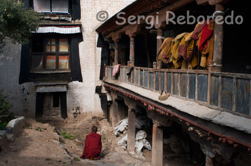 Monjos a l'interior del Monestir Tashilumpo, ubicat a Shigatse, Tibet. Tashilumpu és un dels sis grans monestirs en el Tíbet.Tashilumpu situat als peus de la muntanya de Tara.Fue trobat pel primer Dalai Dailai en 1447 i va ser ampliat pels Lamas Panchen quart i sucesivos.El monestir té una superfície de gairebé 300.000 metres quadrats que inclou l'estructura principal de la capella de Maitreya, el Dalai Panchen Palca i el temple de Kelsang.Tashilumpu és la seu del Dalai Panchen des del Dalai Panchen es va fer càrrec al monestir, i en l'actualitat hi ha al voltant de 800 lamas.De peu a l'entrada del monestir, es pot veure els grans edificis amb sostres d'or i les parets blanques.