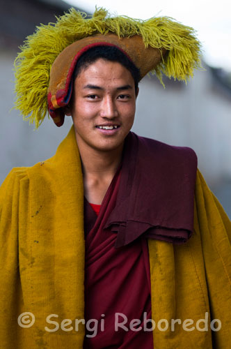 Retrato de un Monje budista vestido para acudir a la plegaria en el interior del Monasterio Tashilumpo, ubicado en Shigatse, Tibet.  El monasterio de Tashilumpo es por sí mismo una gran ciudad. Construido en el año 1.447 ha sido tradicionalmente la morada del Panchem Lama. Contiene gran cantidad de obras de arte y pinturas, thankas, frescos y preciosas tallas.