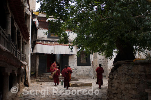 Uns monjos transportant instruments musicals a l'interior del Monestir Tashilumpo, ubicat a Shigatse, Tibet. El monestir Tashilumpo està situat en 280 quilòmetres de la ciutat de Shigatse, a l'oest de la ciutat de Lhasa. Va ser construït originalment en 1447, té una ocupació més de 300.000 metres quadrats, construït per al primer Dalha Lhamo. El monestir Tashilumpo també és un dels sis monestirs més grans del Tibet.