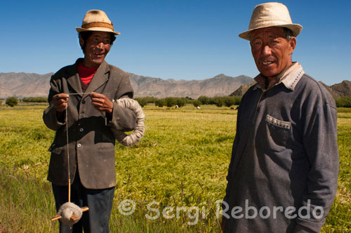 Campesinos junto a las plantaciones que separan Shigatse de Gyantse. 