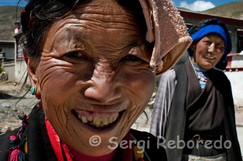 Dues dones tibetanes del poble de Bainans, situat al costat de la carretera que separa Shigatse de Gyantse.