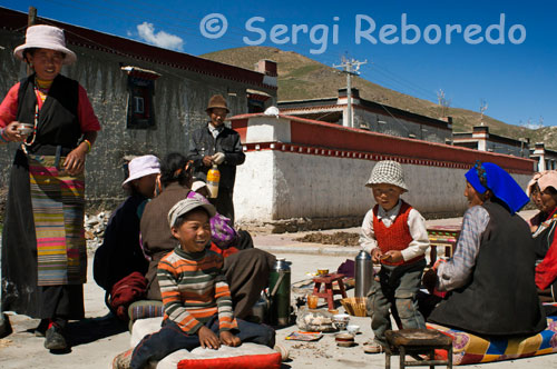 Una familia celebra la graduación de un familiar en el pueblo de Bainans, ubicado junto a la carretera que separa Shigatse de Gyantse. 