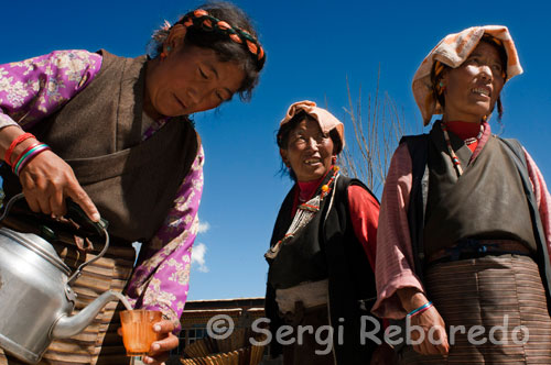 Una família celebra la graduació d'un familiar amb cervesa fermentada de forma natural al poble de Bainans, situat al costat de la carretera que separa Shigatse de Gyantse.