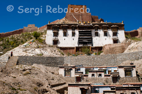 Habitatges dels monjos tibetans del monestir de Pelkhor Chodes. Gyantse. Aquest monestir és a prop de Kumbum, va ser fundat al segle 15, Va ser notablement bé preservat i moltes de les estàtues en el seu interior daten de la data de la seva fundació.