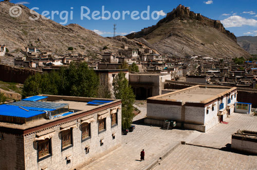 Exteriors del monestir de Pelkhor Chodes. Gyantse. És a prop de Kumbum, va ser fundat al segle 15, Va ser notablement bé preservat i moltes de les estàtues en el seu interior daten de la data de la seva fundació.