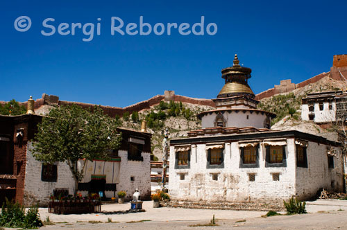 Monasterio de Pelkhor Chode. Gyantse. El Monasterio de Kumbum y Pelkhor Chode es el orgullo de la región de Gyantse. Kumbum es un templo – estupa espectacular cuyo nombre siginifica “Lugar de las 100.000 imágenes” y es el centro del monasterio de Palkhor Chode. La gran pagoda tiene nueve pisos, con una altura de 32 m. Con más de 77 capillas, santuarios y chortens, es una de las maravillas arquitectónicas del Tibet. El Monasterio de Palkhor Chode ocupa un lugar importante en la historia del budismo ya que diversas sectas convivieron aquí.