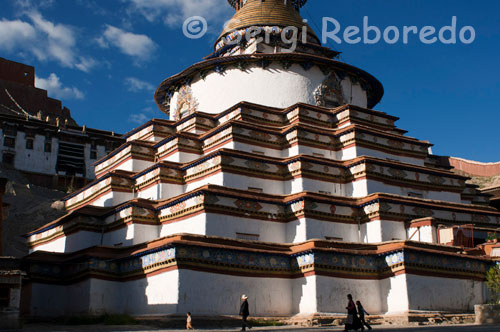 Kumbum Stupa located inside the Pelkhor Chode monastery. Gyantse. Kumbum means one hundred thousand images sacred. The stupa contains a large mandala that portrays the Buddhist cosmos, with a vast repertoire of deity, Dhara Vhajra crowned at the top. Palkhor was built in the fifteenth century and its construction was completed in just 10 years. The monastery has three levels: the bottom has 2,200 m2, which includes 108 doors, 77 chapels and a maze of corridors. Highlights the great octagonal tower of 40 m. in height. Besides the numerous sculptures and reliefs of Buddha, the monastery is considered a jewel of Tibetan wall painting: Buddha reproductions are countless in the finishes of the walls, which gave the monastery the nickname of thousands of enlightened Buddha.