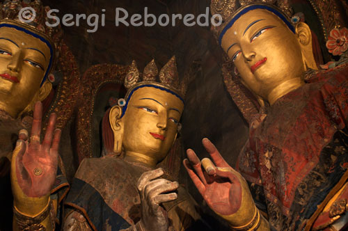 Statues of some of the deities inside the monastery Pelkhor Chode. Gyantse. Besides the "normal" that may pose a Tibetan city for the traveler, are two complexes as key tourist attractions of the place. Pelkhor Chode Monastery and the strength or the Dzong. The first is a new set of buildings inside a wall with an environment similar to Drepung monastery, that is, their animals field, or superstitious devotion of pilgrims and local Buddhist monks, yak butter and chapels filled with Buddhas. Emphasizes a building stupa in the middle of the complex from which takes a broad view of the oldest (and most authentic style) of Gyantse and whose chapel houses reliefs of the guardians of Buddha