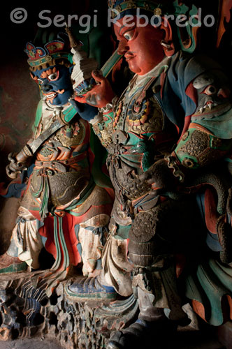 Escultures d'algunes deïtats a l'interior del monestir de Pelkhor Chodes. Gyantse. El monestir és preciós, amb la seva estupa de 9 plantes i 108 capelles, però el que més ens ha agradat, és la seva vida de poble, amb les seves cases tradicionals i el seu bestiar lligat davant de cada porta, com si fos el gos de vigilància.