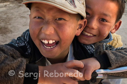Dos nens jugues als carrers del casc antic de Gyantse. Gyantse és un petit poble de pastors enclavat en la via que comunica Lhasa amb Shigatse (coneguda com l'Autopista de l'Amistat), més o menys a uns 264 quilòmetres al sud-oest de Lhasa. Gyantse es troba situat a la ruta principal de comerç a l'Índia per això en el passat i causa d'aquesta privilegiada situació gaudís d'una intensa activitat comercial en què va destacar en gran manera la manufactura i venda de productes derivats de la llana entre els quals caldria esmentar les seves apreciades catifes.