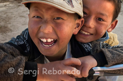 Dos niños juegas en las calles del casco antiguo de Gyantse. Gyantse es un pequeño pueblo de pastores enclavado en la vía que comunica Lhasa con Shigatse (conocida como la Autopista de la Amistad), más o menos a unos 264 kilómetros al sur-oeste de Lhasa. Gyantse se encuentra situado en la ruta principal de comercio a la India de ahí que en el pasado y debido a esta privilegiada situación gozase de una intensa actividad comercial en la que destacó sobremanera la manufactura y venta de productos derivados de la lana entre los que cabría mencionar sus apreciadas alfombras.