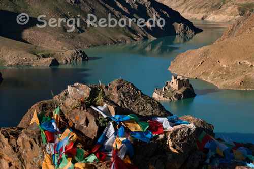 Panoràmica del pantà de Simi La proper a la ciutat de Gyantse. Deixem enrere el majestuós glacial Kharola i continuem la nostra ruta cap a Gyantse, de nou, a través de les finestretes del 4x4 contemplem embadalits les imatges que ens ofereix la visió del paradís: Rius desbocats, valls infinits, cims gegantines, llacs de color turquesa i cels tan blaus que gairebé fa mal mirar-los ... al llarg del camí ens creuem amb petits assentaments de Dopkas (pastors nòmades) que circulen per aquests paratges com fantasmes d'un passat que les serralades que ens envolten semblen resistir-se a deixar escapar.