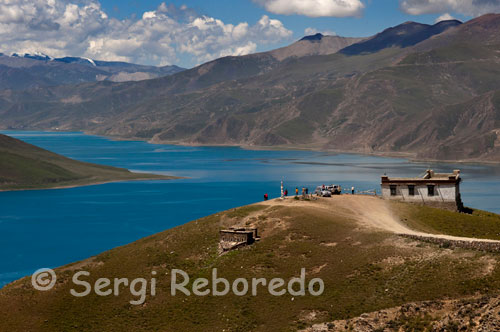 Llac Yamdrok vist des del pas de Kamba La. El llac es troba a uns 90 km a l'oest de la ciutat tibetana de (uns 60.000 habitants el 2003) ia uns 100 km al nord-est de la capital. El llac, de profunditat desconeguda, té forma de ventall, que s'obre cap al sud i amb prou feines cap al nord. El riba del llac és muntanyosa, molt emmerletada, amb nombroses badies i cales. El llac Yamdrok es congela a l'hivern. El llac Yamdrok té una central elèctrica que va ser acabada i posada en funcionament el 1996, prop del petit poble de Pai-Tu a l'extrem occidental del llac. Aquesta central és la més gran en el Tibet.